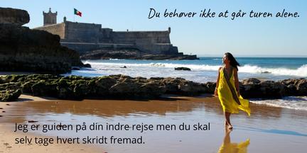 En asiatisk kvinde i en gul sommerkjole går på stranden. Der er en fæstning i baggrunden og teksten lyder Du behøver ikke at gå turen alene. Jeg er guiden på din indre rejse men du skal selv tage hvert skridt fremad