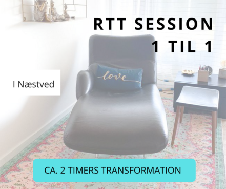 En Chaisalon sofa med en blå pude hvor der står love. Der er en skammel ved siden af. 