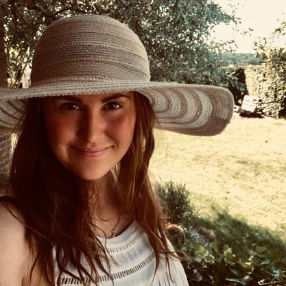 Christina Cecilie, klient hos Mind First, smilende foran kameraet. Hun har arbejdet med følelsesmæssig spisning og genfundet madro.