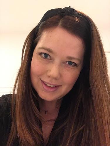 Karen Elise, klient hos Mind First, smilende. Arbejder med at finde ro med mad.