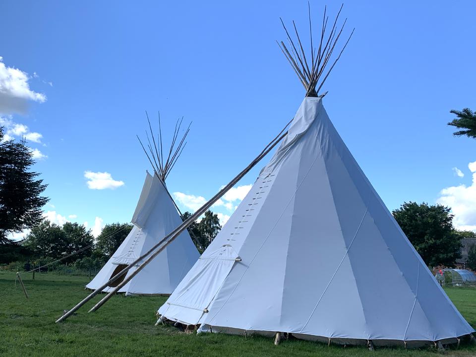 Tipi__to_blå_himmel_beskær