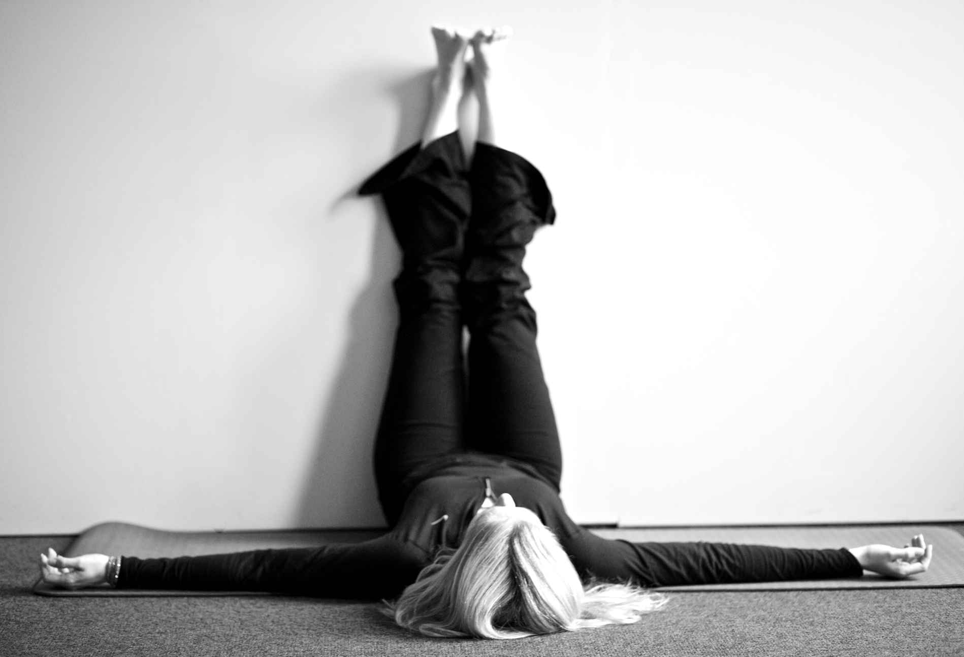 KathrineChristensen.dk Yoga ben op af væggen- redigeret