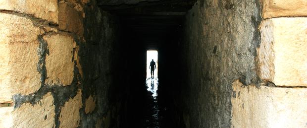 24.5-livscyklus-og-rejsen-mod-doeden-tunnel-lys-2880x1200