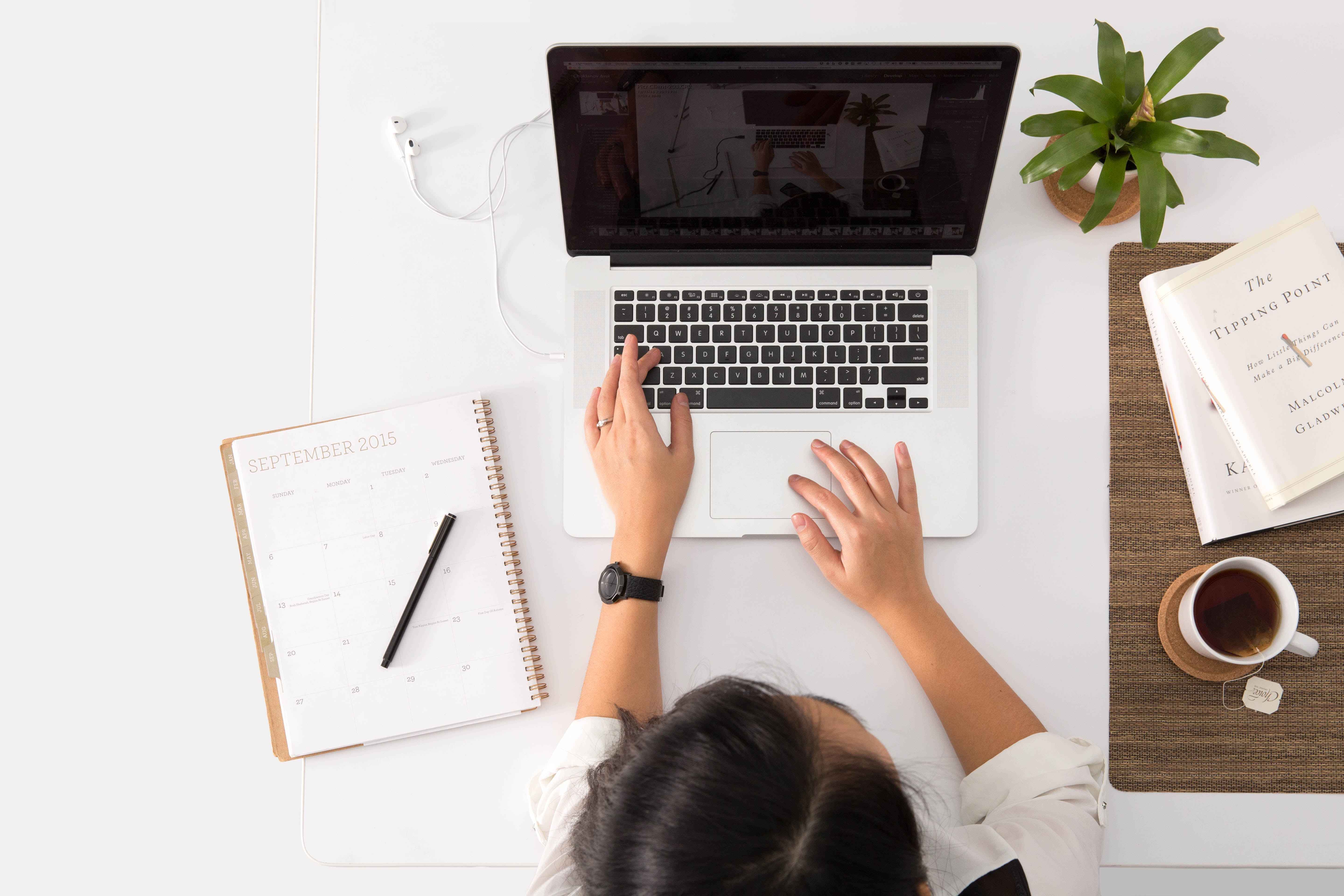 IMAGE | Women Desk Working