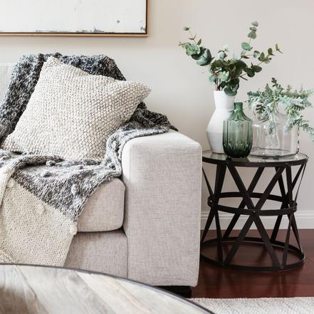 Hvid sofa med sidebord