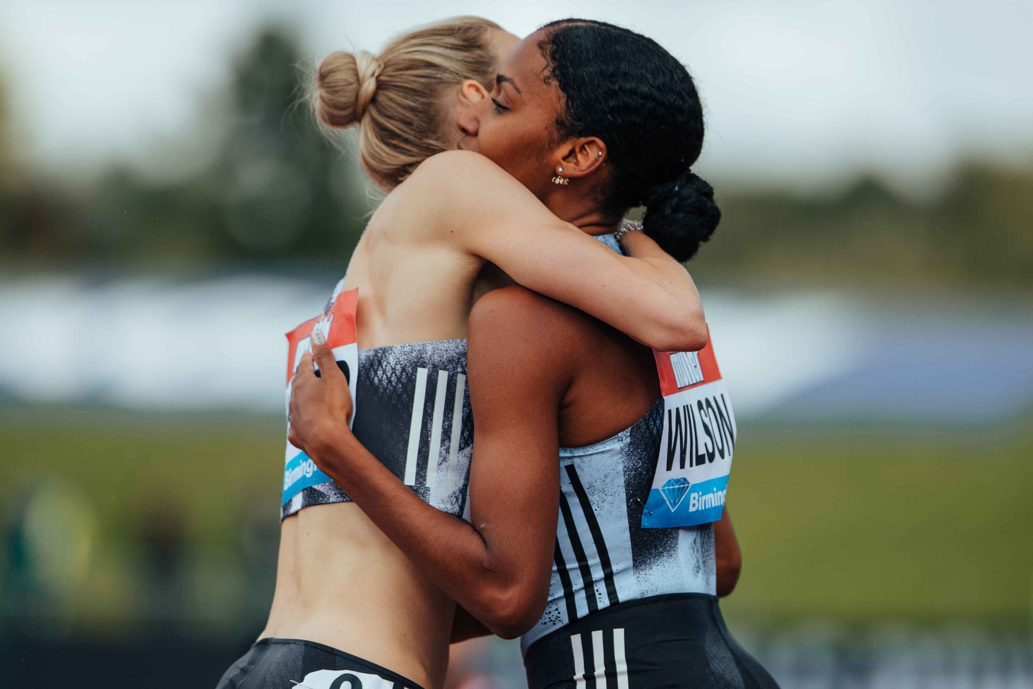 Lynsey Sharp hugging athlete