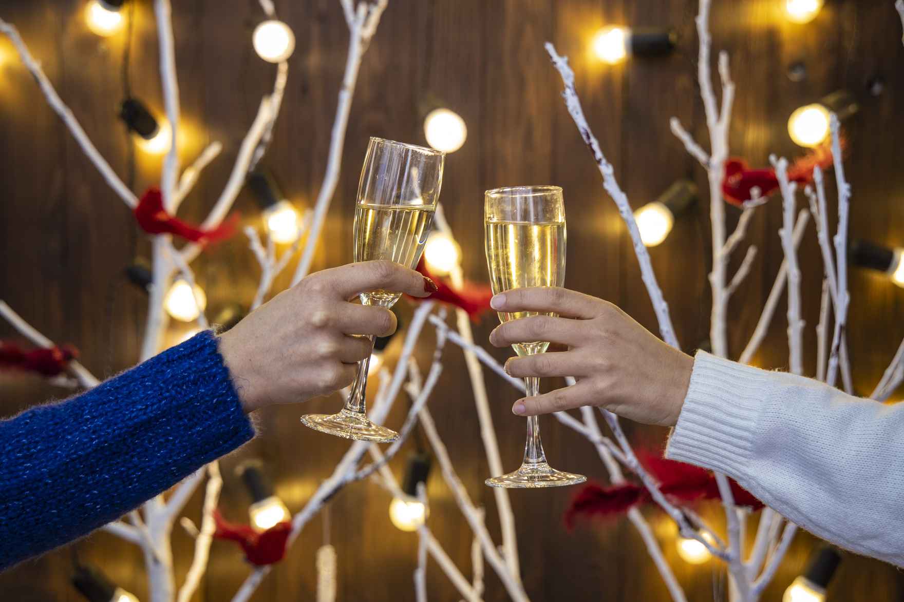 couple celebrating xmas with champagne