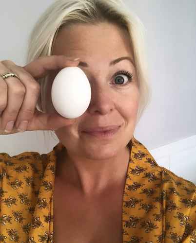 Caroline med æg