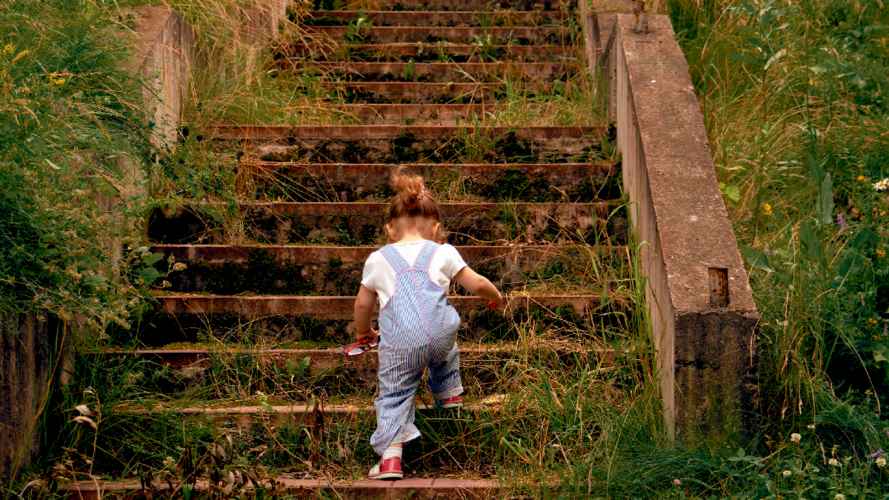 girl-climbing-stairs-shutterstock_1775558690-kopia--edited