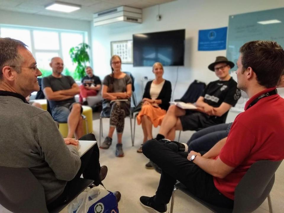 Circle meeting with depth of field