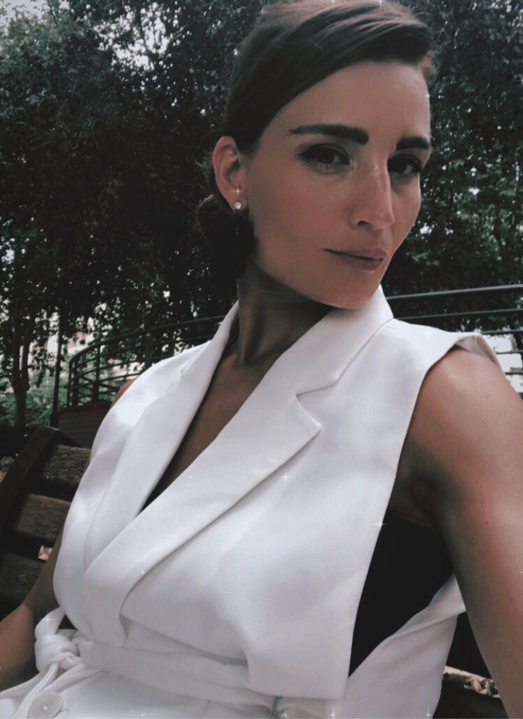 smuk kvinde med hvid top