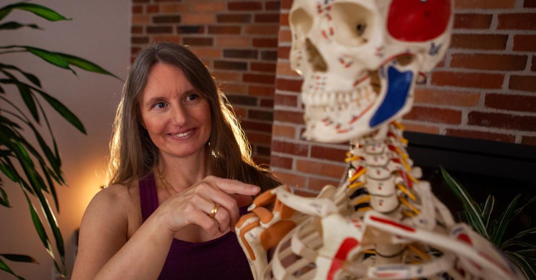 tanja_med_skelet_zoom