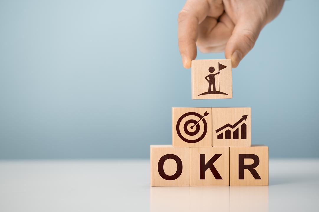 okr-objectives-key-results-wooden-cube-blocks-blue-background-business-target-drive-business-performance-focus-goal-project-management-achieve-business-growth