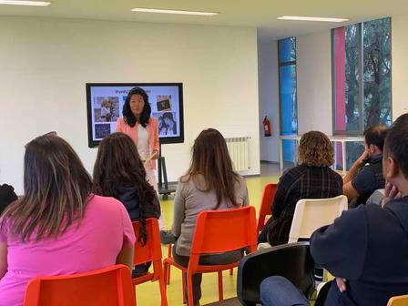 En sal fuld af tilskuere til et foredrag