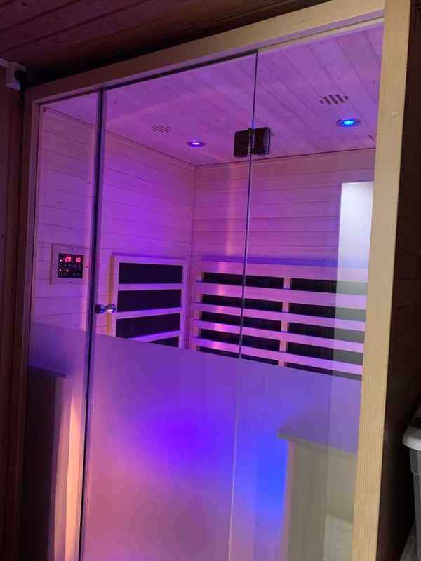 En infrarød sauna med lilla lys