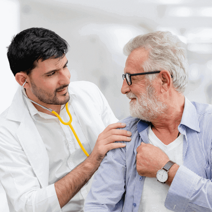 Doktor som undersøge en ældre mand