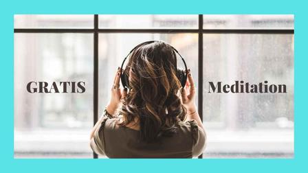 kvinde bagfra der har høretelefoner på og lytter til noget