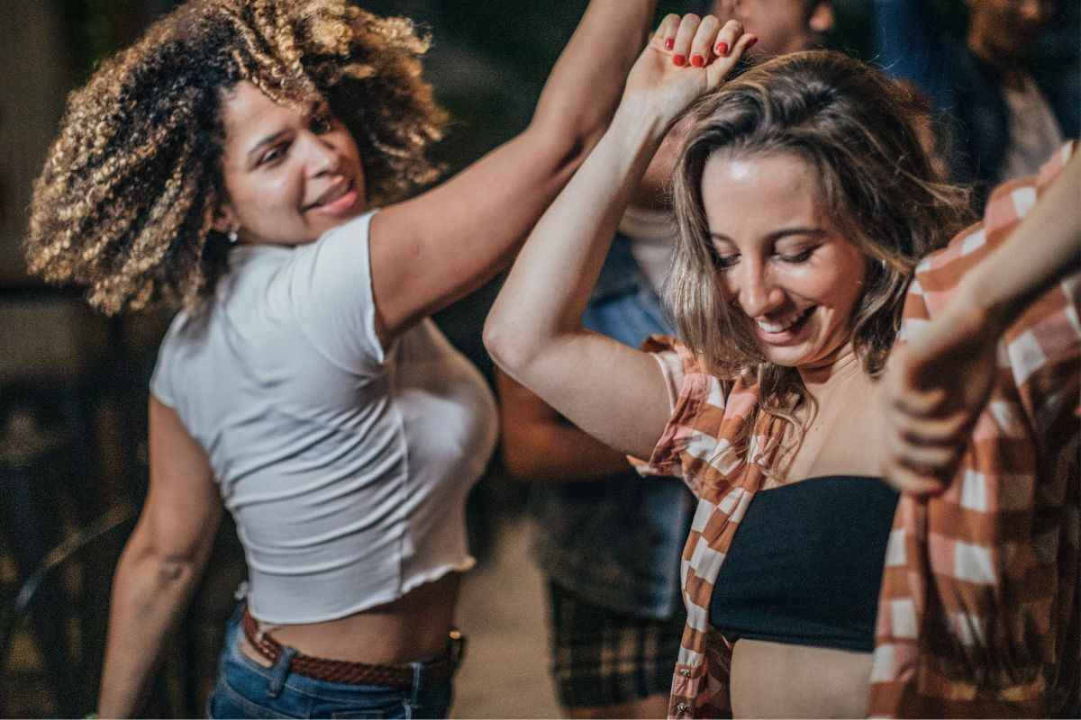 Venindegruppe søger Ungdommelige powerkvinder med lyst til at gå ud og danse