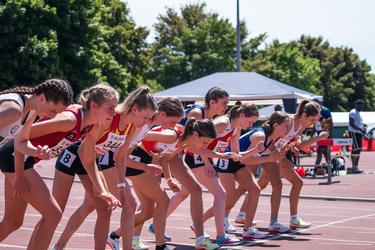 Female endurance athletes on the startline