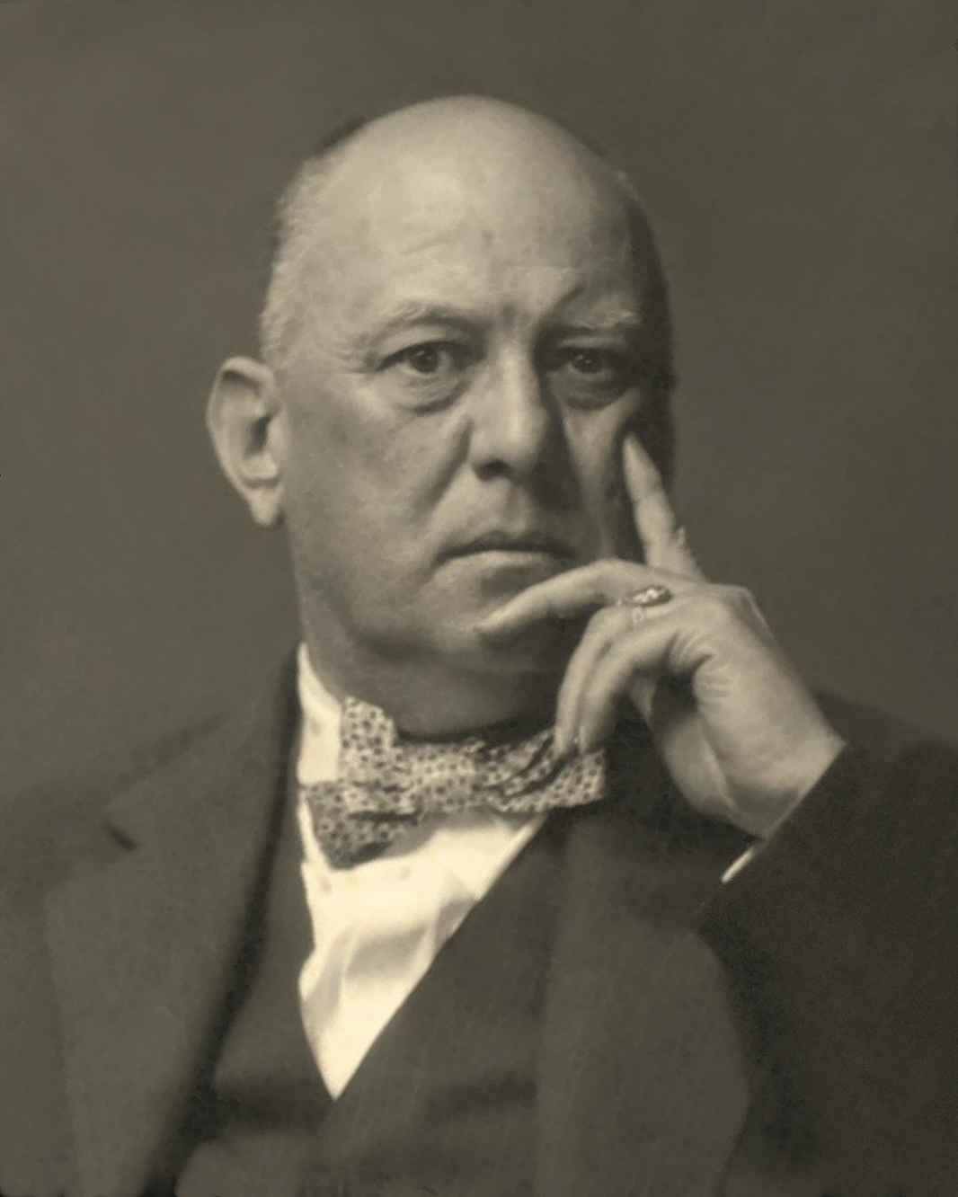 Aleister_Crowley_10ofclubs