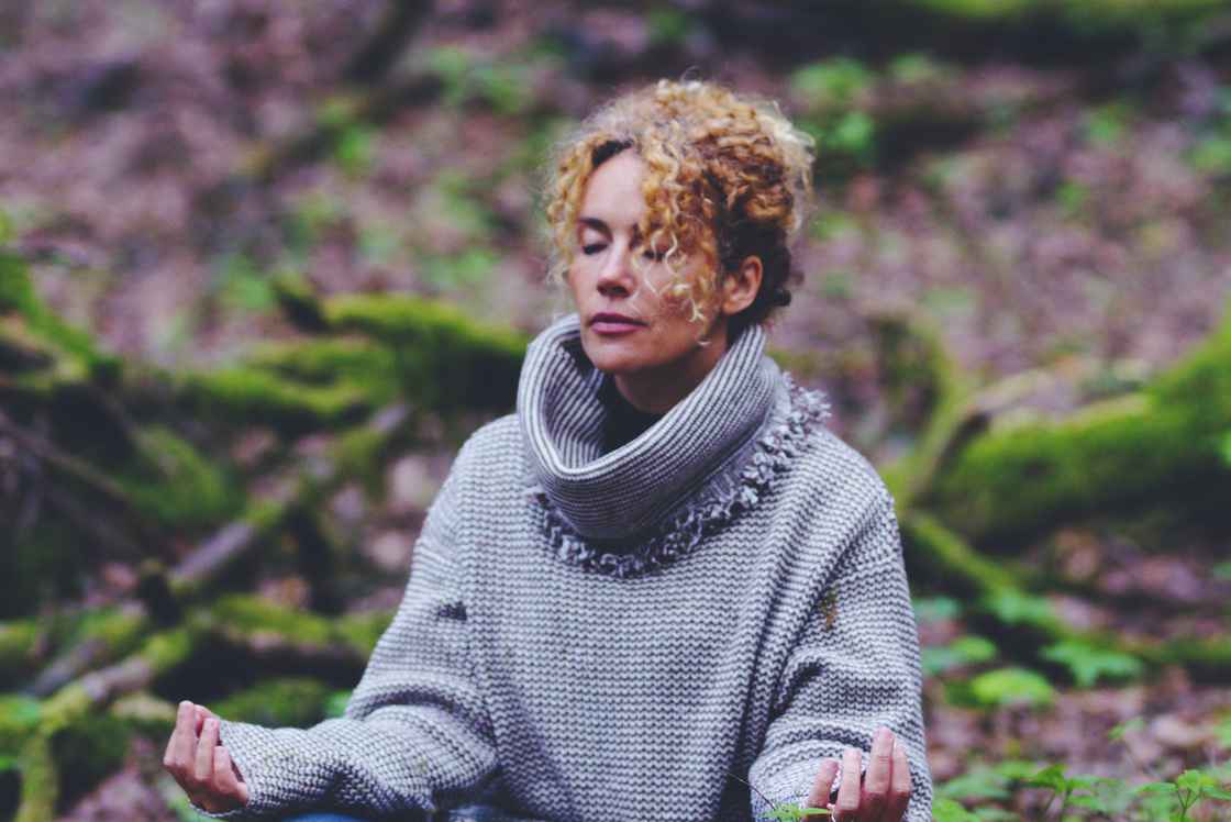 Simona Pilolla mediterer i skoven