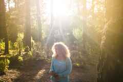 Simona Pilolla i skoven smukt sollys og smil