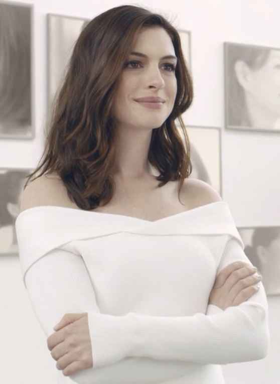 Anne_Hathaway_8ofclubs