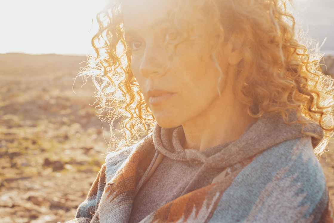 Simona Palolli med sol bagved kigger ud mod horisonten
