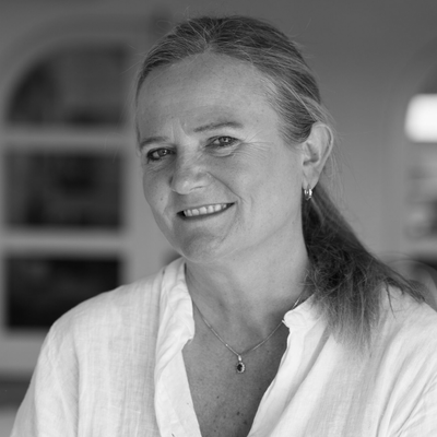 Lisbet Becker, Becker Zoneterapi – uddannet i anatomi, fysiologi og sygdomslære hos E-medicus