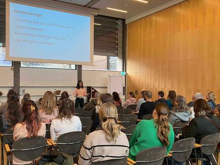 En sal fuld af tilskuere til et foredrag