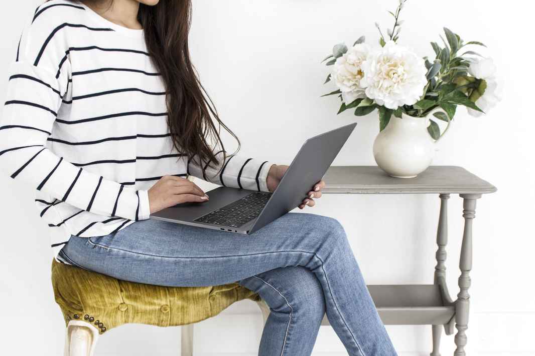 woman_black-white-stripe-chair-laptop-work(16)