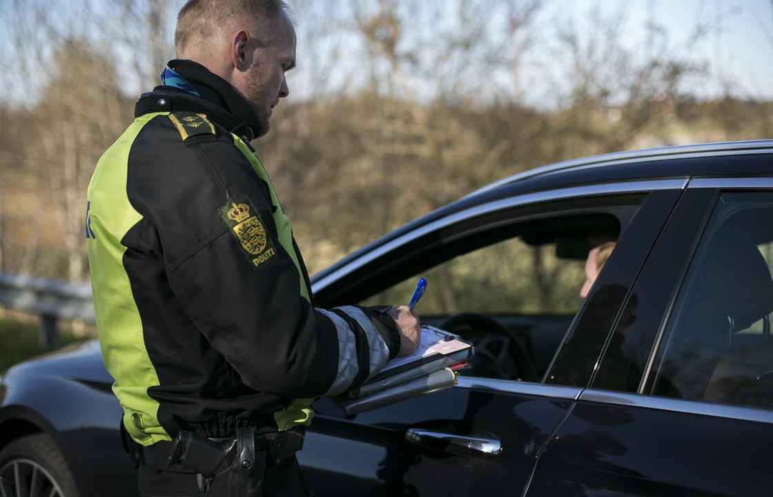 Foto Politi giver bøde til bilist