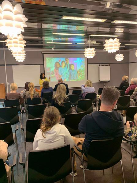 En sal fuld af tilskuere til et foredrag