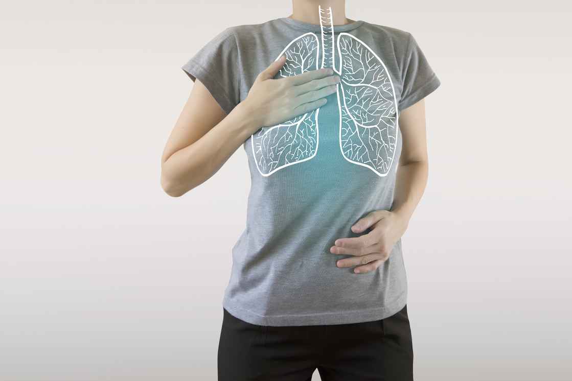 Kvinde i t-shirt med lunger tegnet ind