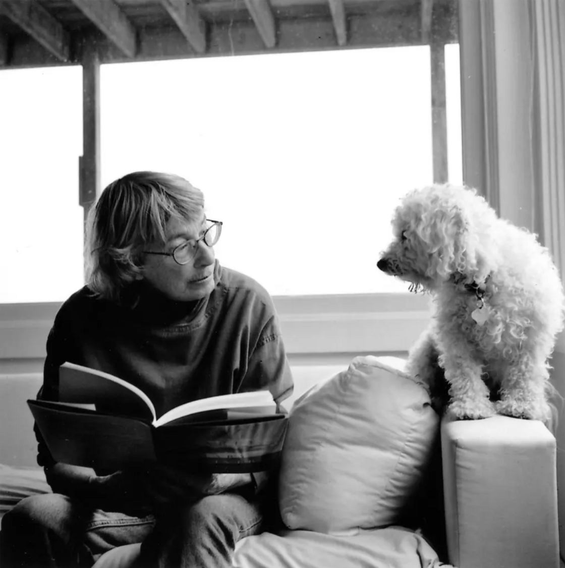Mary Oliver reading to her dog Photo by Rachel Giese Brown