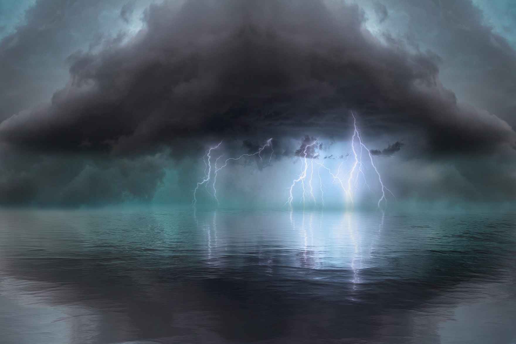 thunder-clouds-lightning-sea