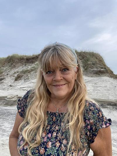 Mig i kjole ved havet