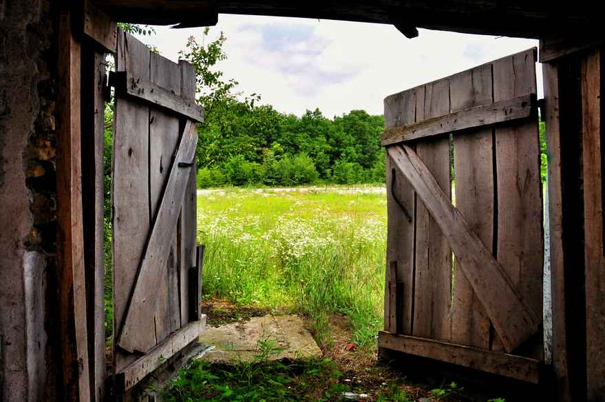 field barn door dreamstime_xxl_56634963