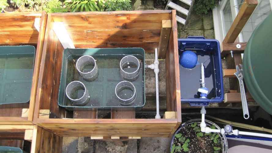 Gravity Self watering system