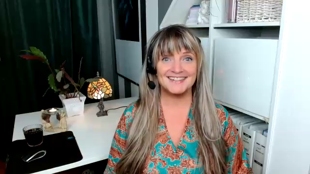 Miia Kruse underviser online og uddanner certificerede spirituelle vejledere i danmark