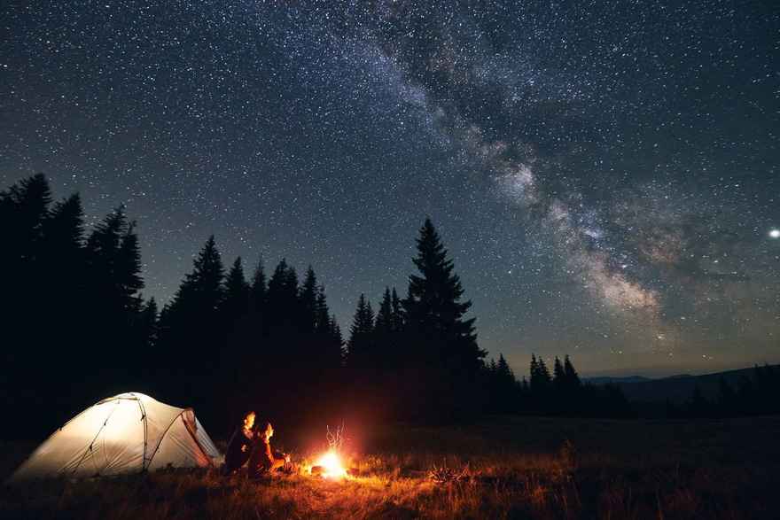 Campfire-under-stars